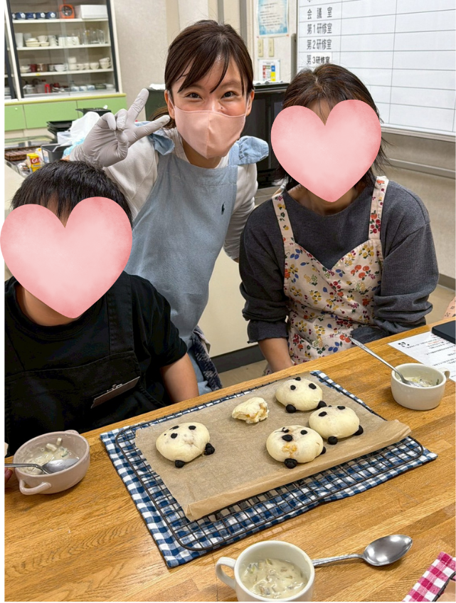講師と生徒さんとパンの記念写真