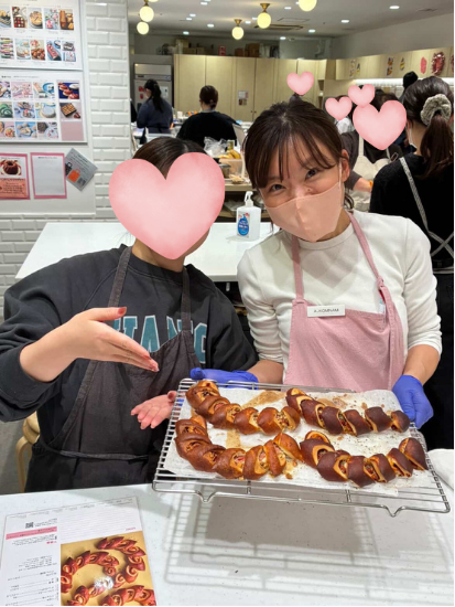 講師と生徒さんが焼き上がったパンを囲む様子