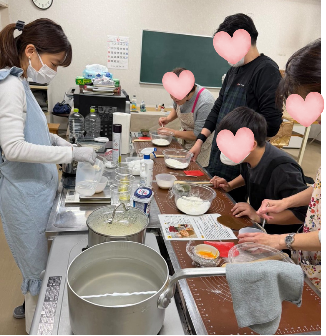 パン作りの準備をするレッスン風景